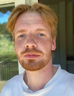Portrettbilde av en mann med rødt hår, skjegg og bart
