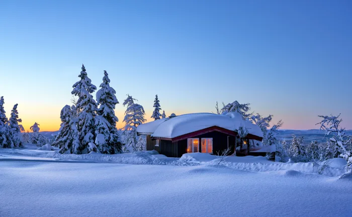 norsk hytte med lys og varme på innsiden